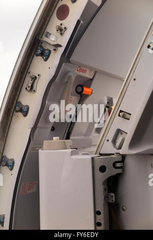 Aprire il velivolo porta passeggero anteriore, visto dall'interno, che mostra il meccanismo di bloccaggio ecc., su un Airbus A319 / aereo aereo Foto Stock