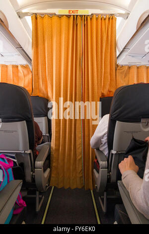 Le tende tenda tra economia i passeggeri di Business Class su Airbus aerei passeggeri Air Craft aereo aereo aereo Foto Stock