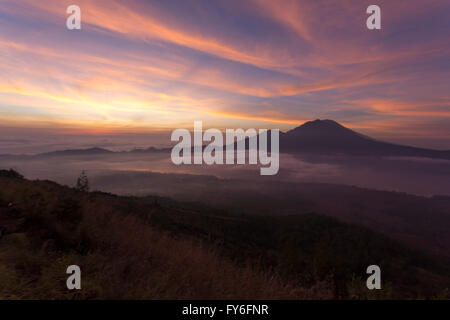 Fantastica vista dal Monte Batur al sorgere del sole al mattino Foto Stock