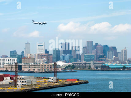 Il passeggero aereo è volare su Boston Downtown (Massachusetts). Foto Stock