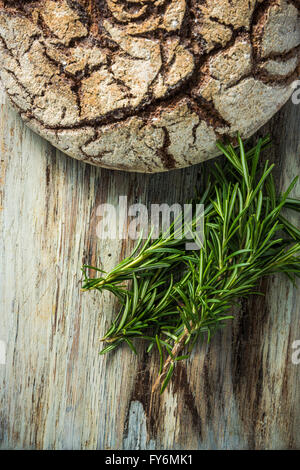 Home cotto il pane di segale e di rosmarino fresco Foto Stock