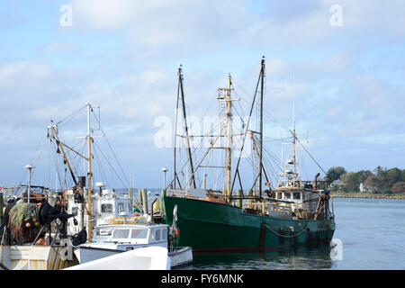 Commerciali di grandi barche da pesca ancorata in un porto Stonington nel Connecticut Foto Stock