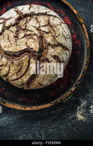 Pane di segale focaccia su ardesia scura, dal di sopra con lo spazio di copia Foto Stock