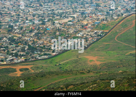 US-Messico recinzione di confine, divide Otay Mountain Wilderness e città messicana di Tijuana 1/24/09 Foto Stock