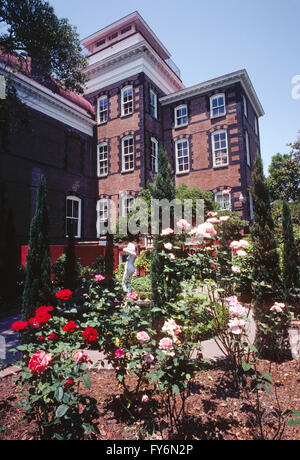 Vista esterna del giardino di rose; storica Nathaniel Russell House; C 1809; Charleston, Carolina del Sud: STATI UNITI Foto Stock