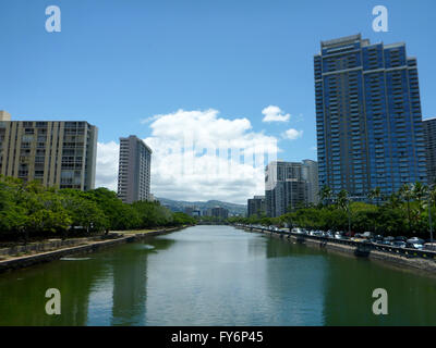 Ala Wai Canal in Waikiki circondato da alberi ed edifici alti su Oahu, Hawaii. Foto Stock