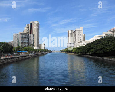 Ala Wai su Annulla in Waikiki sull'isola di Oahu in lo stato delle Hawaii. Circondato da edifici alti. Foto Stock