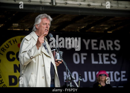Michael Mansfield QC, parlando alla messa picnic organizzato dal Orgreave di verità e di giustizia la campagna Foto Stock