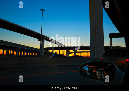 Tramonto in autostrada con ponti a Houston in Texas US Foto Stock