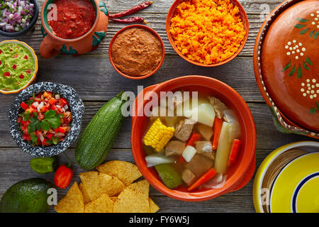 Caldo De Res messicano di brodo di manzo in tavola con salse Foto Stock