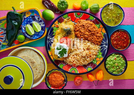 Chili relleno peperoncini ripieni di formaggio nel piatto con riso e fagioli frijoles Foto Stock
