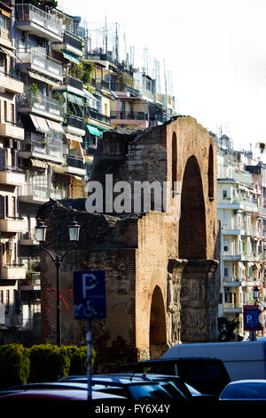 L'arco di tetrarca Galerio (porta trionfale) su Egnatias & D.Gounari str., visto dalla chiesa rotonda. Salonicco, Grecia. Foto Stock