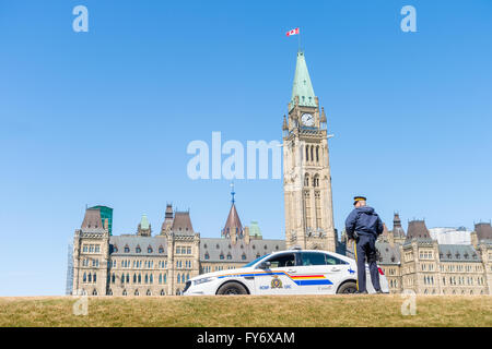 Ottawa, Canada - 15 Aprile 2016: UNA RCMP auto della polizia è parcheggiato di fronte ot il parlamento canadese ad Ottawa Foto Stock