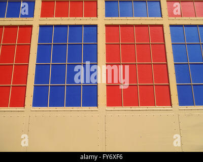 Rosso e Blu di colore solido di Windows su una vecchia moda parete in acciaio realizzando un grande disegno Foto Stock