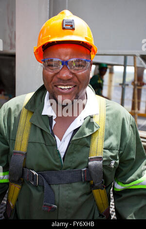 Sorridente minatore nello Zambia a indossare gli occhiali di protezione Foto Stock