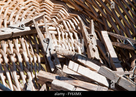 Clothespins in un cestello Foto Stock