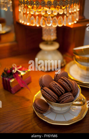 Amaretti al cioccolato in tazza Foto Stock
