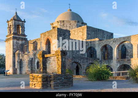 Pozzo di acqua presso la missione di San Jose di San Antonio, Texas al tramonto Foto Stock