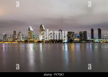Skyline di San Diego, California downtown da Centennial Park, Coronado Island di notte Foto Stock