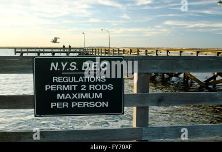 Lo stato di New York Dipartimento di Conservazione Ambientale segno sulla pesca Il regolamento su Jones Beach Pier Foto Stock