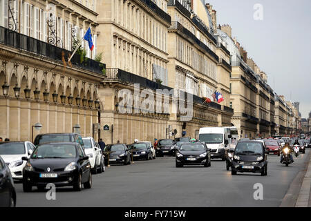 I traffici sulla famosa Rue de Rivoli, Paris, Francia Foto Stock