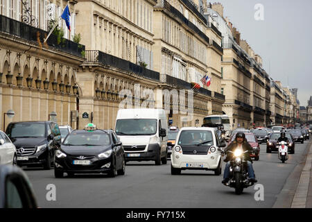 I traffici sulla famosa Rue de Rivoli, Paris, Francia Foto Stock