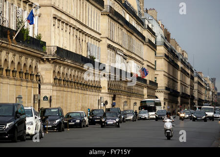 I traffici sulla famosa Rue de Rivoli, Paris, Francia Foto Stock