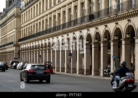 I traffici sulla famosa Rue de Rivoli, Paris, Francia Foto Stock