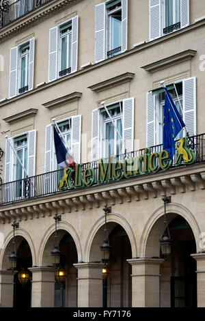 Hotel Le Meurice con il francese e Unione europea bandiere su Rue Rivoli,Parigi Francia Foto Stock