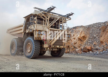 Un massiccio ibrido diesel / electric autocarro con pianale di scarico Foto Stock