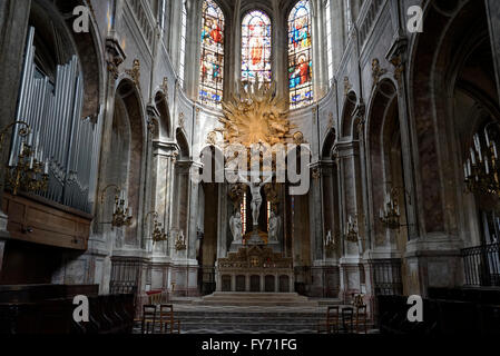 Vista interna del XVI secolo Eglise gotica Chiesa Saint-Merri, Parigi Francia Foto Stock