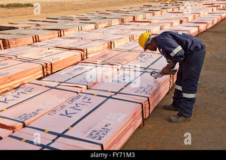 Fasci di appena estratto dei fogli di rame che viene ispezionata e marcato, Zambia Foto Stock