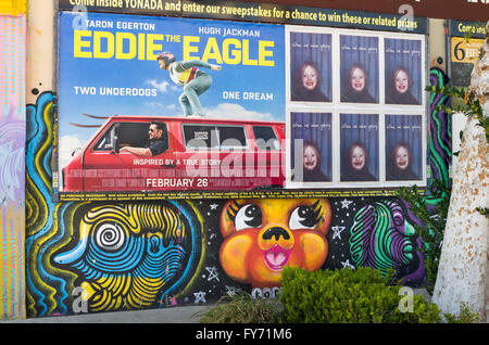 Un poster su una parete off Melrose Avenue a Los Angeles, California promuove il film Eddie l'Aquila Foto Stock