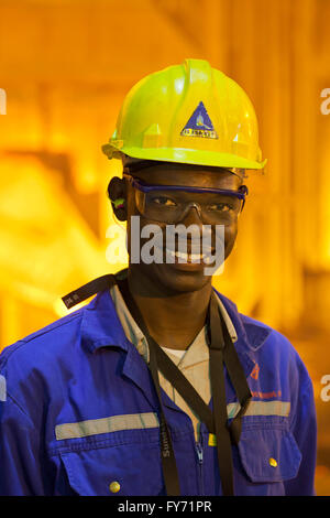 Sorridente FQML dipendente a Kansanshi fonderia di rame. Foto Stock