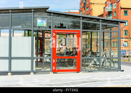 Trelleborg, Svezia - 12 Aprile 2016: garage per biciclette nei pressi della stazione ferroviaria, per parcheggiare le biciclette in una migliore protezione ambientale Foto Stock