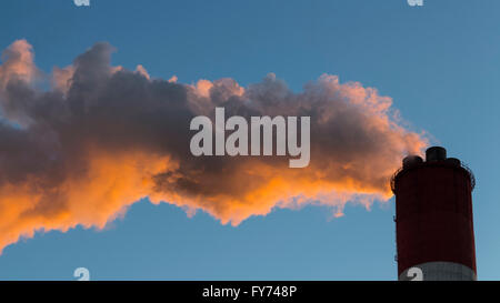 Fumo delle ciminiere della centrale elettrica aria inquinata Foto Stock