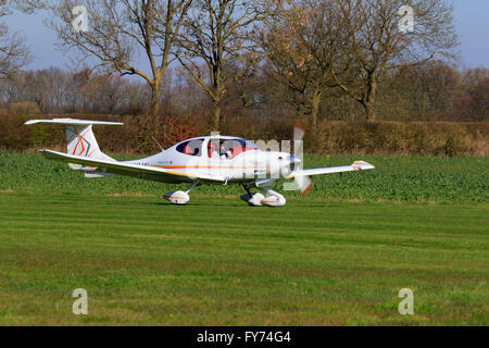 Il diamante DA40 TDi stella di diamante G-LWLW iniziare il decollo a Breighton Airfield Foto Stock