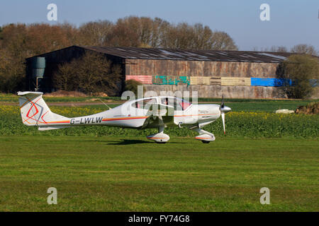 Il diamante DA40 TDi stella di diamante G-LWLW decollando a Breighton Airfield Foto Stock