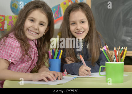 Bambine di Disegno con matite. Foto Stock