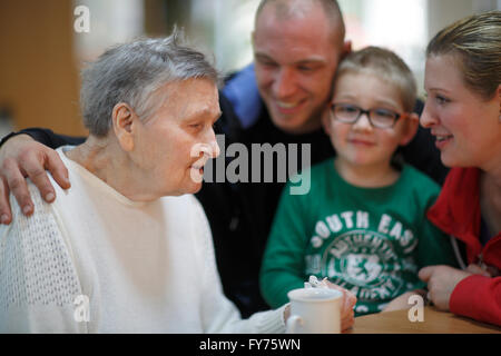Donna, 83 anni, di essere visitata dalla sua famiglia con un grande-nipote di 4 anni, la casa di cura Foto Stock