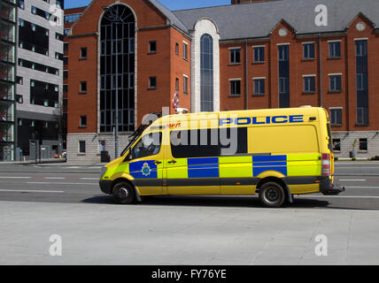 Police Matrix Support Unit van; traffico su 'The Strand' l'autostrada principale di fronte a Liverpool City, adiacente al porto e le principali attrazioni turistiche, Merseyside, Regno Unito Foto Stock