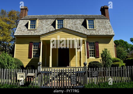 Raleigh, North Carolina: 1779 infissi in legno Joel Lane House Museum con tetto gambrel, portico, abbaini, e i camini di mattoni Foto Stock