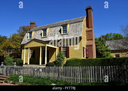 Raleigh, North Carolina: 1779 infissi in legno Joel Lane House Museum con tetto gambrel, portico, abbaini, e i camini di mattoni Foto Stock