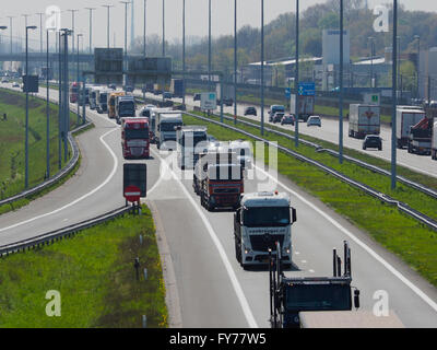 Ci sono un sacco di traffico di camion sulla E19 vicino al confine Belgian-Dutch a Hazeldonk (guardando verso il Belgio) Foto Stock