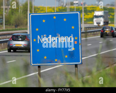 Attraversando il confine a Hazeldonk, Cars driving nei Paesi Bassi con Nederland segno Foto Stock