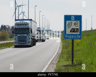 I carrelli guida in o attraverso il Belgio hanno bisogno di pagare una tassa, utilizzando l'electronic viapass sistema. Hazeldonk, Belgio Foto Stock