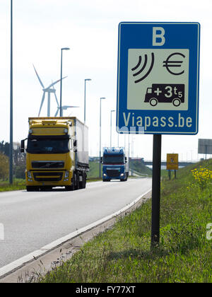 I carrelli guida in o attraverso il Belgio hanno bisogno di pagare una tassa, utilizzando l'electronic viapass sistema. Hazeldonk, Belgio Foto Stock