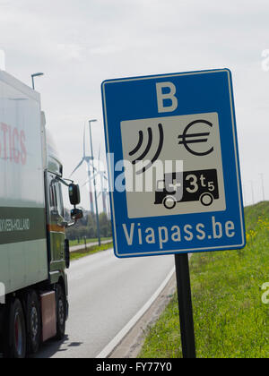 I carrelli guida in o attraverso il Belgio hanno bisogno di pagare una tassa, utilizzando l'electronic viapass sistema. Hazeldonk, Belgio Foto Stock