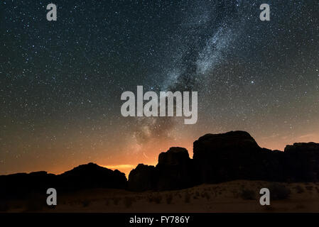 Via lattea sopra red Wadi Rum desert in Giordania. Foto Stock