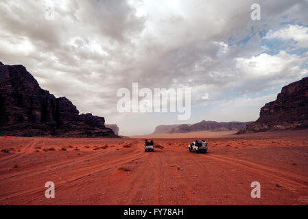 Off-road trip a Wadi Rum desert. La Giordania. Foto Stock